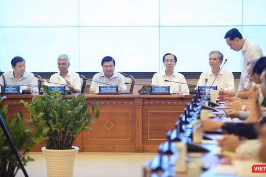 Nhiều Sở, ngành có mặt tại cuộc họp chiều nay 4/6, về tình hình kinh tế - xã hội, quốc phòng – an ninh của TP.HCM (Ảnh: TTBC)