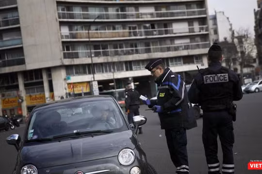 Chỉ còn cảnh sát Pháp trên đường phố, toàn bộ người dân được yêu cầu ở trong nhà (Ảnh: TV5 Monde)