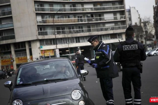 Chỉ còn cảnh sát Pháp trên đường phố, toàn bộ người dân được yêu cầu ở trong nhà (Ảnh: TV5 Monde)