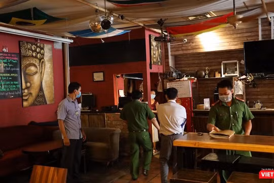 Đoàn kiểm tra giám sát việc khắc phục sai phạm của quán bar Buddha sau khi thông báo quyết định giải tỏa cách ly (Ảnh: Đình Nguyên)