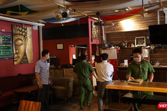 Đoàn kiểm tra giám sát việc khắc phục sai phạm của quán bar Buddha sau khi thông báo quyết định giải tỏa cách ly (Ảnh: Đình Nguyên)