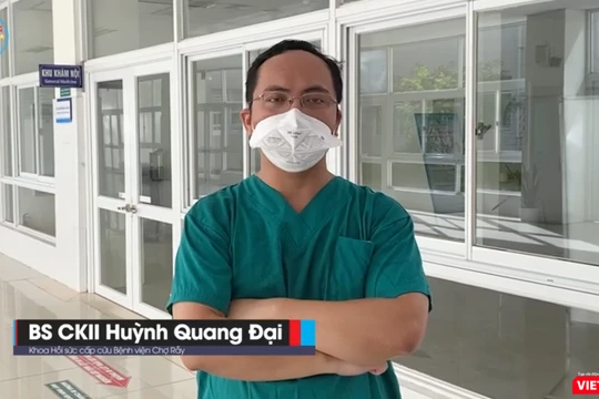  BS Huỳnh Quang Đại bất ngờ nghe tin cha già đột ngột bị nhồi máu cơ tim nhưng đang kẹt giữa "tâm dịch", anh không thể về (Ảnh: Hòa Bình chụp màn hình video) 