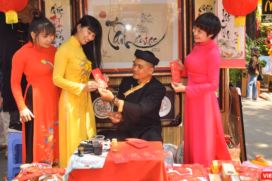 Đường sách rộn rã kín lịch hoạt động những ngày xuân 