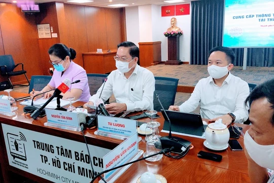 Ông Nguyễn Tấn Bỉnh - Giám đốc Sở Y tế TP.HCM trả lời báo chí về tình hình ứng phó với dịch bệnh COVID-19 giai đoạn mới (Ảnh: Hoà Bình) 