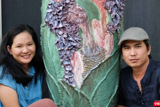 Ngô Trọng Văn và Nguyễn Thị Dũng bên tác phẩm gốm men "Mộng dưới hoa" (Ảnh: HB) 