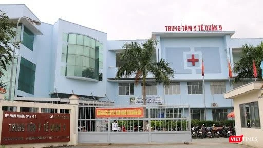Lực lượng chức năng đã đưa nam thanh niên nhập cảnh trái phép vào cách ly tại Trung tâm y tế quận 9 (Ảnh: SYT) 