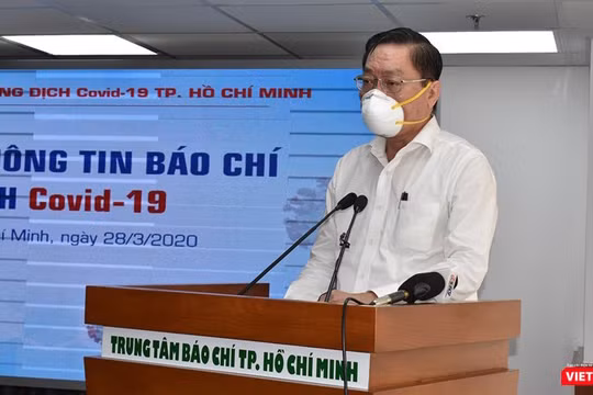 Ông Nguyễn Tấn Bỉnh, Giám đốc Sở Y tế TP.HCM thông tin về tin đồn có người tử vong vì COVID-19 (Ảnh: TTBC) 