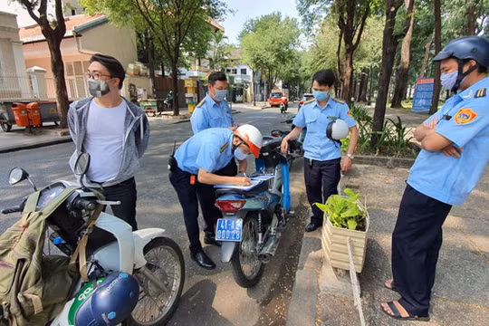 TPHCM 2.482 người ra đường không mang khẩu trang, thu 496 triệu đồng (Ảnh: Kim Quy)