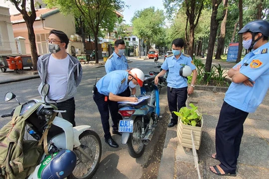 TPHCM 2.482 người ra đường không mang khẩu trang, thu 496 triệu đồng (Ảnh: Kim Quy)