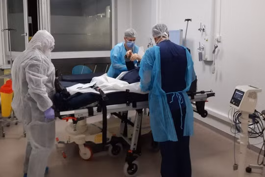 Bệnh viện dã chiến tại Pháp điều trị COVID-19 (Ảnh: France info)