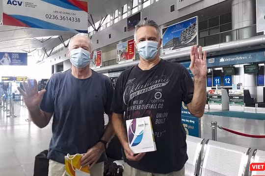 Ca bệnh số 22 và 23 tại sân bay Đà Nẵng ngày 10/4, cũng là ngày được lấy mẫu xét nghiệm khi nhập cảnh vào TP.HCM (Ảnh: Hồ Xuân Mai) 