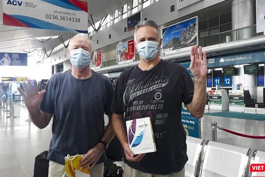 Ca bệnh số 22 và 23 tại sân bay Đà Nẵng ngày 10/4, cũng là ngày được lấy mẫu xét nghiệm khi nhập cảnh vào TP.HCM (Ảnh: Hồ Xuân Mai) 