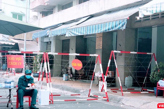 Lực lượng chức năng đã thực hiện phong toả Chung cư Sư Vạn Hạnh (Ảnh: Hoà Bình) 