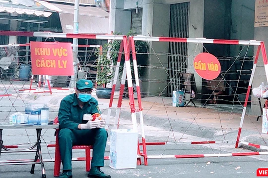 Khu Chung cư Sư Vạn Hạnh, nơi BN1451 cư trú tại Lầu 4 đã bị phong toả để kiểm soát dịch bệnh. Nhưng BN1451 đã di chuyển rất nhiều nơi khác nữa trong thành phố (Ảnh: Hoà Bình) 