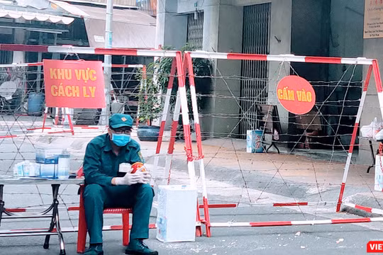 Khu Chung cư Sư Vạn Hạnh, nơi BN1451 cư trú tại Lầu 4 đã bị phong toả để kiểm soát dịch bệnh. Nhưng BN1451 đã di chuyển rất nhiều nơi khác nữa trong thành phố (Ảnh: Hoà Bình) 