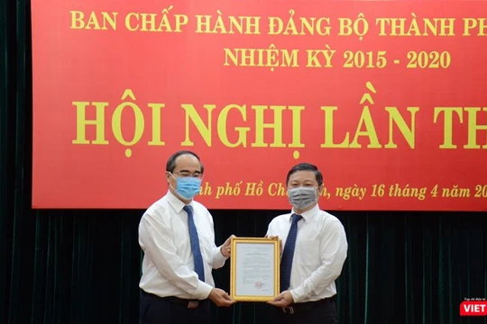 Ủy viên Bộ Chính trị, Bí thư Thành ủy TP.HCM Nguyễn Thiện Nhân trao Quyết định cho Phó Chủ tịch UBND TP.HCM Dương Anh Đức (Ảnh: TTBC) 