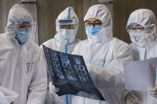 Để điều trị cách ly bệnh nhân nghi nhiễm COVID-19, đội ngũ y tế cũng cần được trang bị bảo hộ (Ảnh: BV Bệnh Nhiệt đới cung cấp)