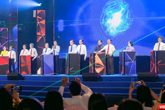 Các đại biểu nhấn nút kích cầu du lịch nội địa tại Ngày hội Du lịch TP.HCM (Ảnh: HB) 