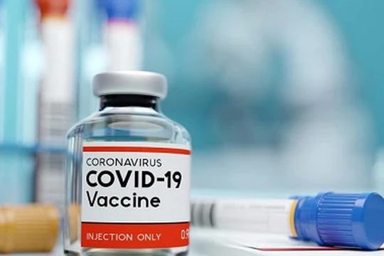 Tranh luận trái chiều nóng bỏng tiếp tục nổ ra quanh chủ đề vaccine COVID-19 của Nga là “món hàng thương mại” hay “quân bài chính trị”? (Ảnh: VGP)