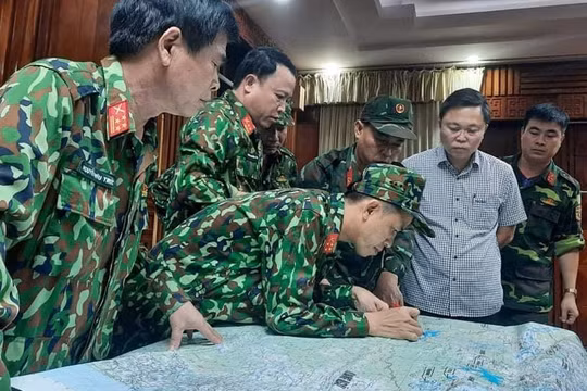 Lực lượng quân sự thông tin về địa điểm xảy ra vụ sạt lở. Ảnh: Quân Đạo.