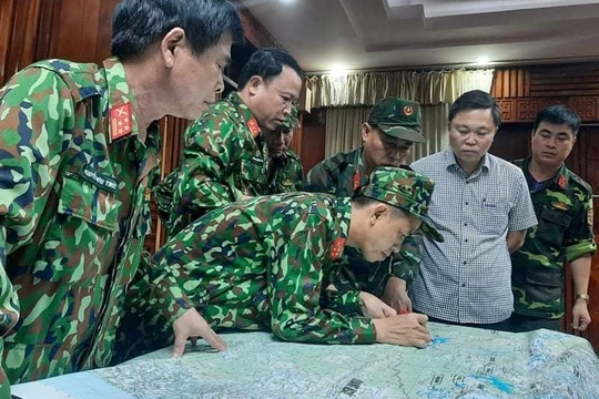 Lực lượng quân sự thông tin về địa điểm xảy ra vụ sạt lở. Ảnh: Quân Đạo.