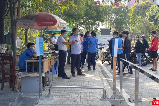 Chỉ còn các SV tình nguyện được phép vào khu vực cách ly để tập huấn (Ảnh: Hòa Bình) 