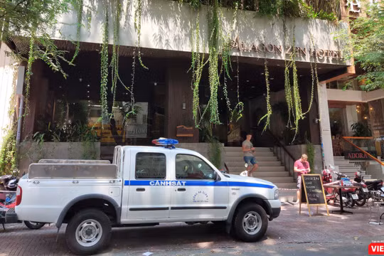 Khách sạn có bệnh nhân COVID-19 từng lưu trú nay bị phong tỏa (Ảnh: Hòa Bình) 