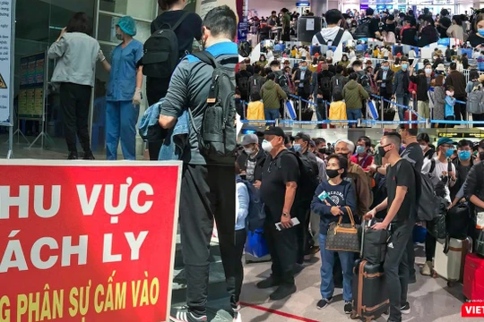 Bí thư Nhân nhấn mạnh biện pháp kiểm dịch y tế quốc tế, cách ly, xét nghiệm sớm toàn bộ người nhập cảnh và buộc phải đeo khẩu trang ở nơi công cộng mới có thể khoanh vùng, chống dịch COVID-19 (Ảnh: Hòa Bình ghép) 