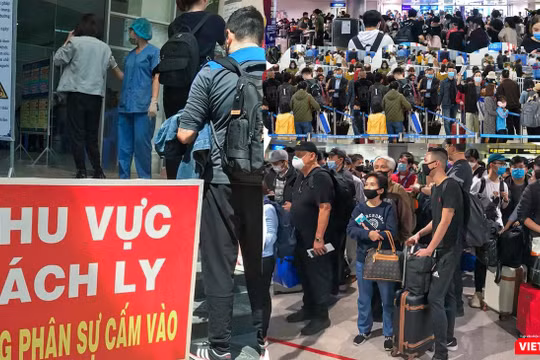 Bí thư Nhân nhấn mạnh biện pháp kiểm dịch y tế quốc tế, cách ly, xét nghiệm sớm toàn bộ người nhập cảnh và buộc phải đeo khẩu trang ở nơi công cộng mới có thể khoanh vùng, chống dịch COVID-19 (Ảnh: Hòa Bình ghép) 