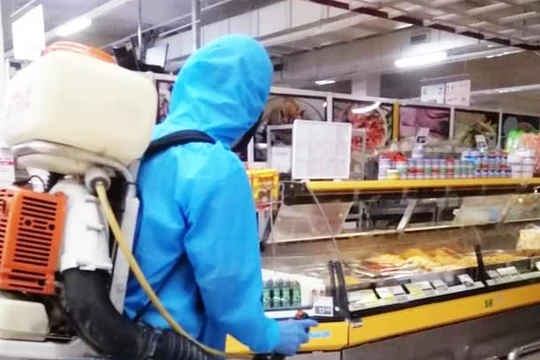 Phun thuốc khử trùng cơ sở kinh doanh nơi BN người Nhật đã đến (Ảnh: TP)