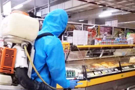 Phun thuốc khử trùng cơ sở kinh doanh nơi BN người Nhật đã đến (Ảnh: TP)