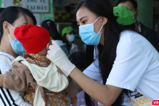 Á hậu Kim Duyên phát khẩu trang y tế miễn phí và hướng dẫn người dân Cần Thơ cách đeo (Ảnh: Nhân vật cung cấp) 