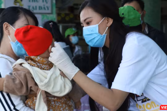 Á hậu Kim Duyên phát khẩu trang y tế miễn phí và hướng dẫn người dân Cần Thơ cách đeo (Ảnh: Nhân vật cung cấp) 