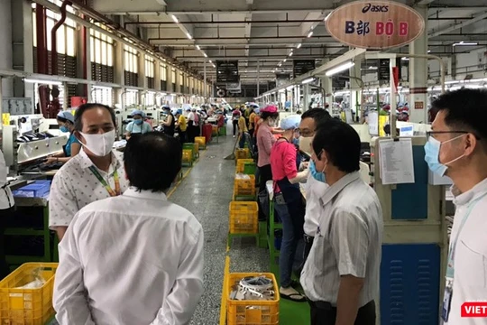 Đoàn kiểm tra đã lập biên bản Công ty TNHH PouYuen Việt Nam không đảm bảo công tác phòng, chống dịch Covid-19 (Ảnh Đình Nguyên)