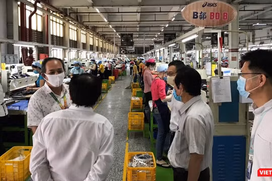 Đoàn kiểm tra đã lập biên bản Công ty TNHH PouYuen Việt Nam không đảm bảo công tác phòng, chống dịch Covid-19 (Ảnh Đình Nguyên)