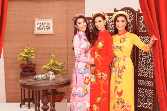 Top 3 Hoa hậu Hoàn vũ 2019 trong áo dài của NTK Thủy Nguyễn gửi lời chúc mừng năm mới 2020