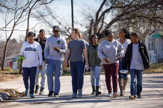 Mark Zuckerberg cùng với người dân của Oak Cliff, gần Dallas, Texas. 