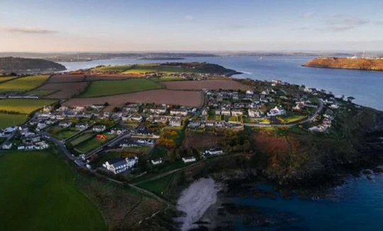 Thực hư chuyện rò rỉ hơi Viagra làm đàn ông hít là lên - Ảnh 1. Ngôi làng Ringaskiddy ở Ireland - Ảnh: manufacturing.net