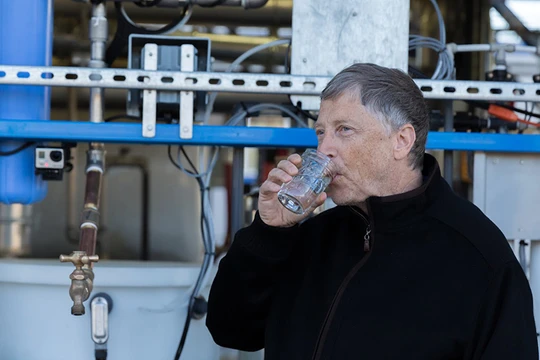 Bill Gates uống nước được xử lý từ nước thải - một dự án do quỹ của ông tài trợ. Ảnh: YTB 