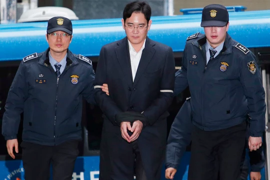 Ông Lee Jae - Yong (giữa) bị đưa tới Văn phòng Điều tra Seoul