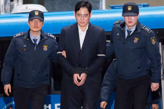 Ông Lee Jae - Yong (giữa) bị đưa tới Văn phòng Điều tra Seoul