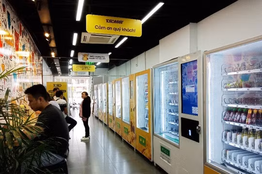 Cửa hàng gồm nhiều máy bán hàng tự động khác nhau. Hàng hóa được đặt trong các máy bán, với nhiệt độ điều chỉnh phù hợp.