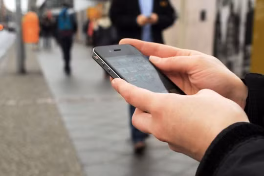 Quan điểm cho rằng điện thoại thông minh làm cho chúng ta suy nhược trí tuệ được phản ánh trong nhiều nghiên cứu. Ảnh dpa