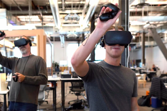  Mark Zuckerberg đang thử thiết bị thực tế ảo Oculus VR 