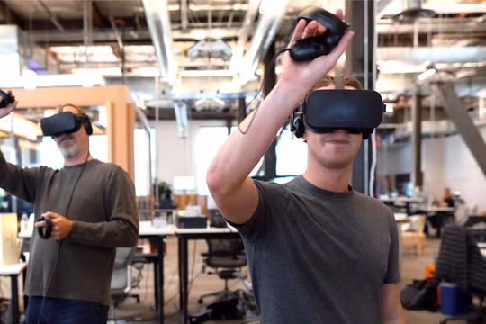  Mark Zuckerberg đang thử thiết bị thực tế ảo Oculus VR 