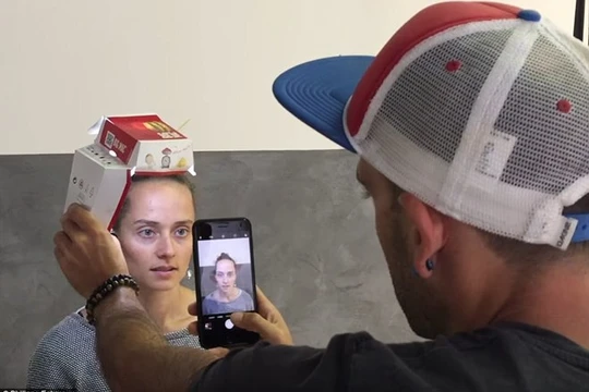 Philippe Echaroux dùng phụ kiện đặc biệt của mình để chụp ảnh chân dung. (Nguồn: Philippe Echaroux)