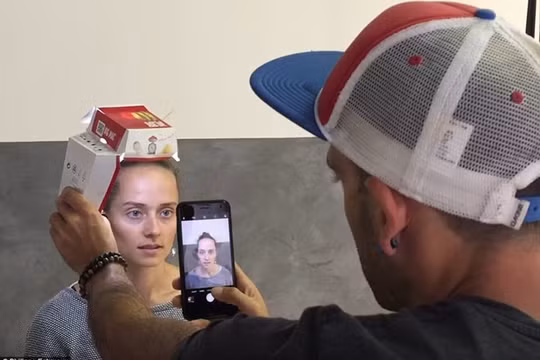 Philippe Echaroux dùng phụ kiện đặc biệt của mình để chụp ảnh chân dung. (Nguồn: Philippe Echaroux)