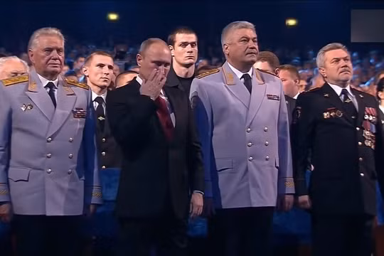 Tổng thống Putin lau giọt lệ rơi trên má
