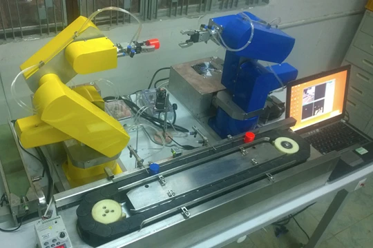 Sử dụng thử nghiệm robot VNR-T1 trong đào tạo. Ảnh. V. Đức