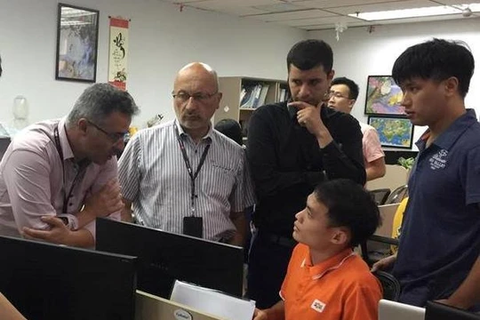 Đối tác nước ngoài tìm hiểu về dịch vụ an ninh mạng của một doanh nghiệp VN - Ảnh: CÔNG THÀNH